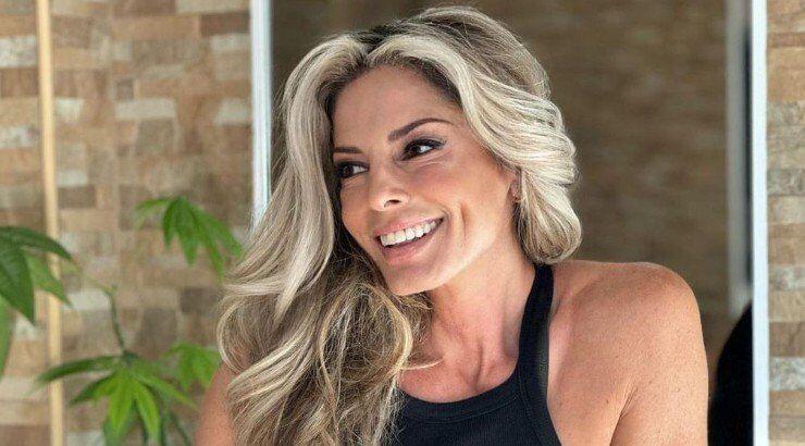 Kατερίνα Λάσπα: Το βίντεο στη Σέριφο που τη δείχνει να περπατά topless στην παραλία