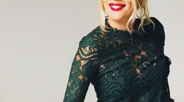 Η Σμαράγδα Καρύδη ποζάρει πιο sexy από ποτέ στα 48 της