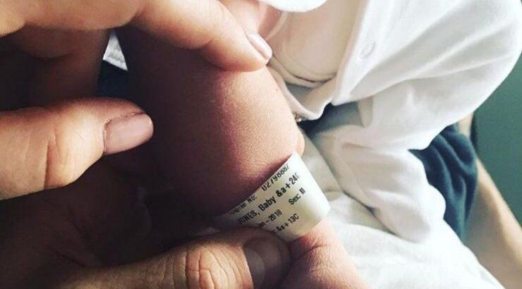 Παίσγνωστο μοντέλο ποστάρει φωτογραφία της λίγες ώρες μετά τη γέννηση του γιου της