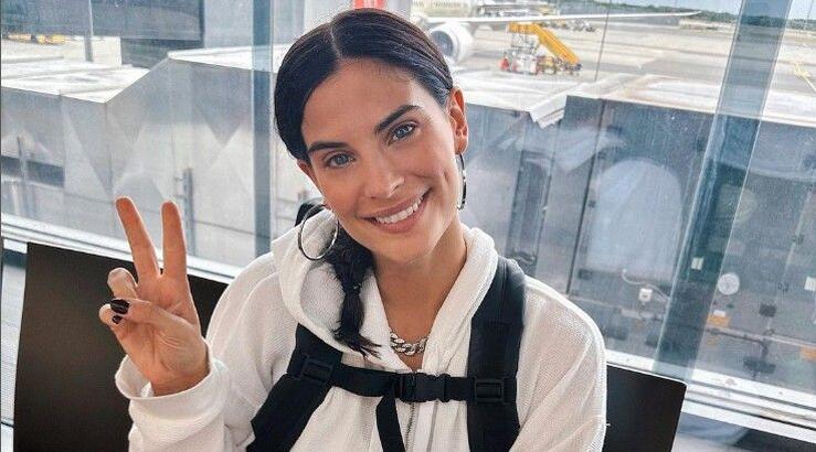 Χριστίνα Μπόμπα: Στόλισε το χριστουγεννιάτικο δέντρο με τις δίδυμες κόρες της [εικόνες]