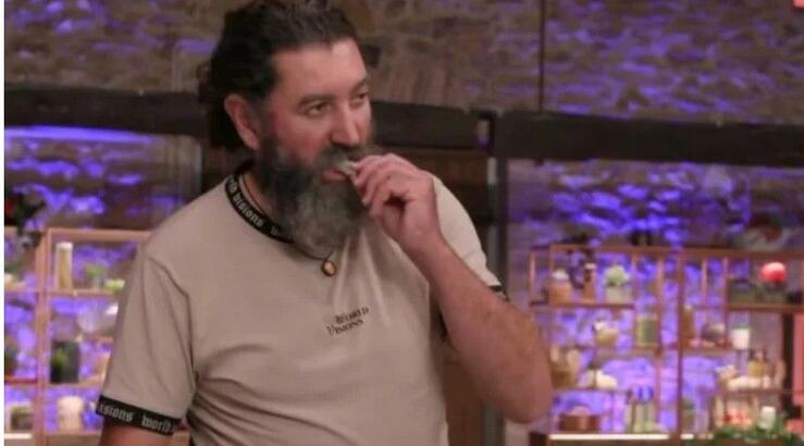 Masterchef: Σάλος με τον παίκτη που δοκίμασε ψάρι από την κατσαρόλα και μετά το έβαλε πίσω [βίντεο]