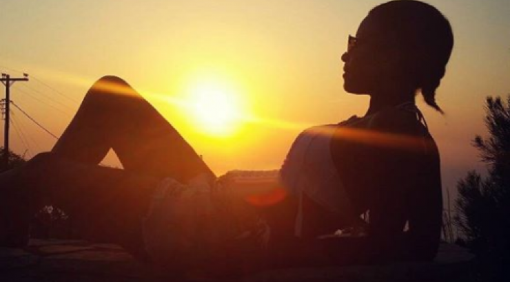 Πασίγνωστη τραγουδίστρια στην Ελλάδα έκανε σύμφωνο συμβίωσης με τον σύντροφό της!