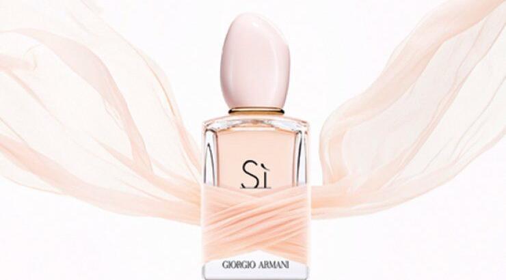  Ο Giorgio Armani παρουσιάζει το ανέμελο συναίσθημα του Sì Eau de Toilette