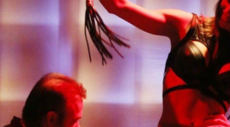 Η σύζυγος επώνυμου Κύπριου στη σκηνή του θεάτρου με σέξι εσώρουχα και ζαρτιέρες 