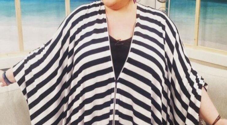 Ακομπλεξάριστη! Η Σοφία Βογιατζάκη φοράει ολόσωμο μαγιό και κάνει βουτιά στην πισίνα!