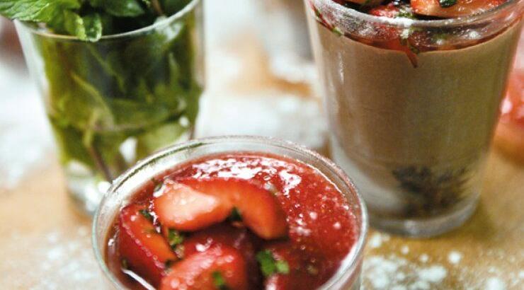 Σοκολατένιο cheesecake σε ποτήρι με σάλτσα φράουλας