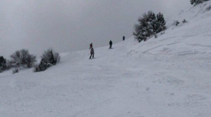 Νεαρή Κύπρια socialite έκανε σκι στο χιονισμένο Τρόοδος και μας άφησε άφωνους με τις δεξιότητές της! [βίντεο]