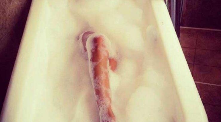 Κύπρια ποζάρει γυμνή στην μπανιέρα της!