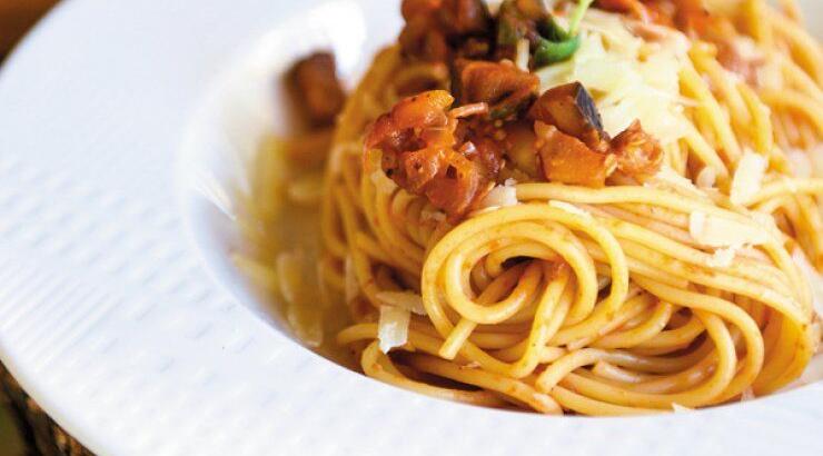 Σπαγγέτι με κομμάτια μελιτζάνας, σάλτσα τομάτα και τριμμένη παρμεζάνα