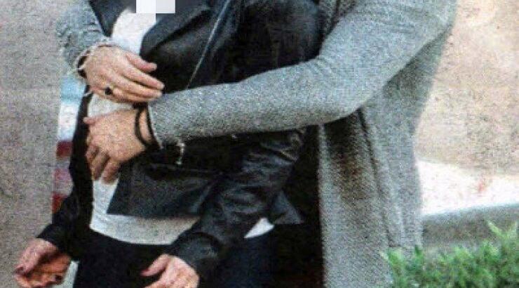 Γιάννης Σπαλιάρας: Καυτά φιλιά στη μέση του δρόμου με τη...