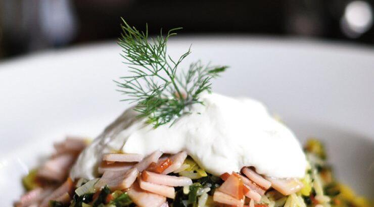 Σπανακόρυζο με τομάτα και γιαούρτι σε βαθύ τηγάνι 