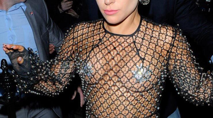 Για shopping τα μεσάνυχτα σχεδόν γυμνή [εικόνες]