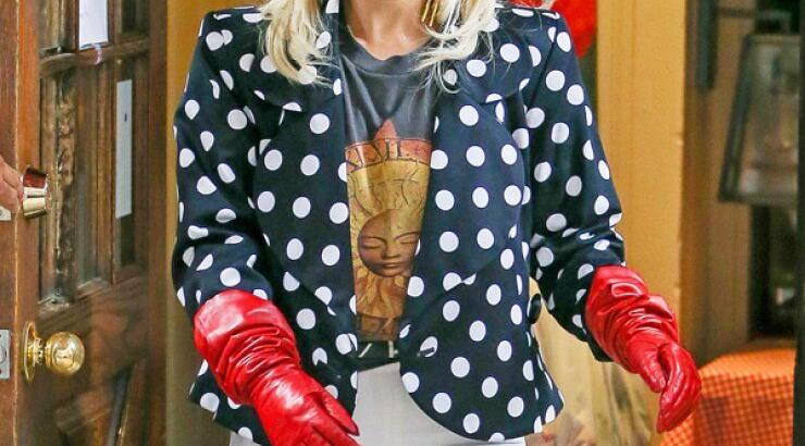 Lady Gaga: Φόρεσε και πάλι τα διάσημα γάντια πλυσίματος [εικόνες]