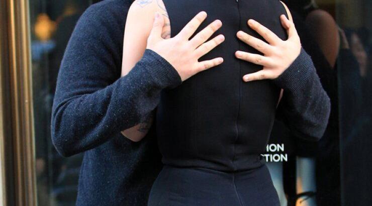 Τα φιλιά που δίνει η Lady Gaga σε άγνωστο άντρα [εικόνες]