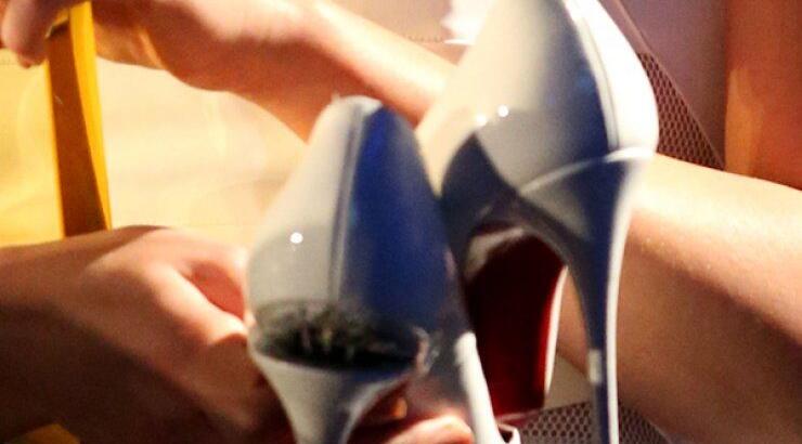 Απίστευτο! Διάσημη σταρ πήγε να παραλάβει το βραβείο και της έσπασε το τακούνι! [εικόνες]