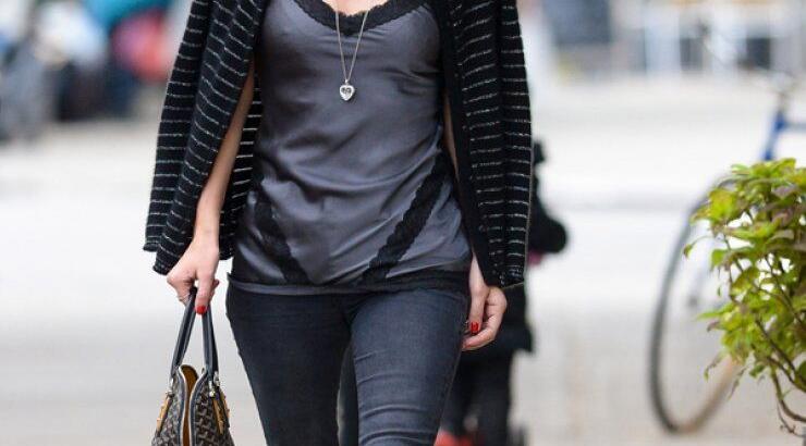 Διάσημη του Hollywood άλλαξε τα παπούτσια της στη μέση του δρόμου [εικόνες]