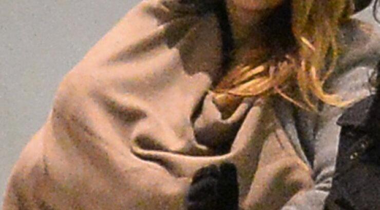 Blake Lively: Δημόσια εμφάνιση αγκαλιά με την 2 μηνών κορούλα της [εικόνες]