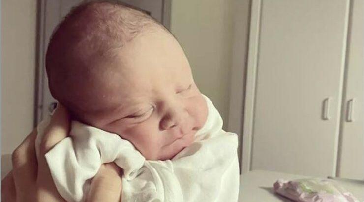 Baby Boom: Ελληνίδα τραγουδίστρια έγινε μαμά πρώτη φορά και λιώσαμε με τις εικόνες στο μαιευτήριο