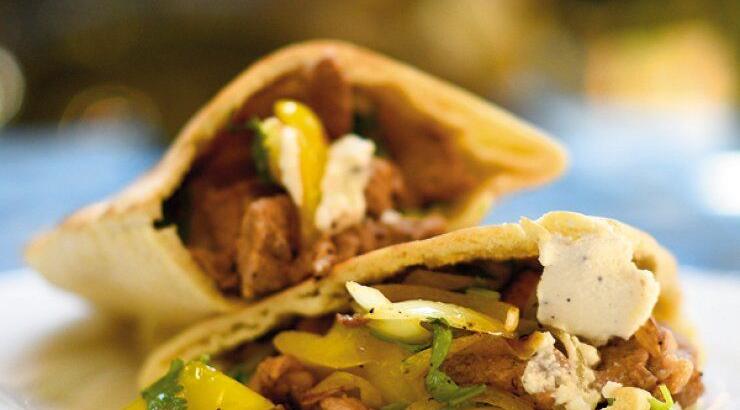 Street food με κυπριακή πίτα, ψαρονέφρι, κίτρινη πιπεριά, κρεμμύδι, τοματίνια, κόλιανδρο και σάλτα αναρή 