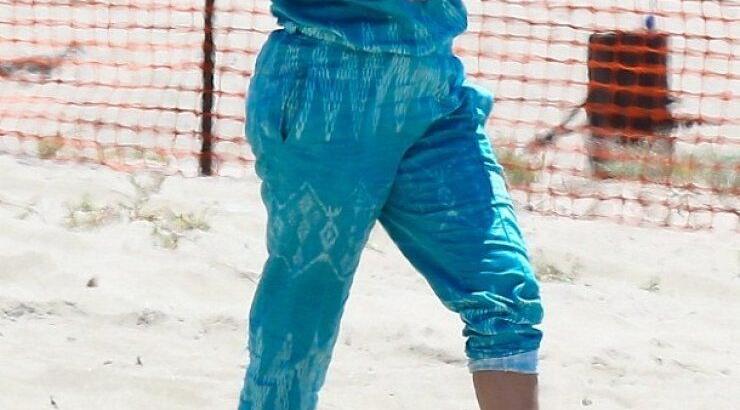 Διάσημη τραγουδίστρια πήγε στην παραλία με τακούνια! [εικόνες]