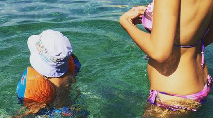 Τα πρώτα μπάνια διάσημης Ελληνίδας με τον γιο της!