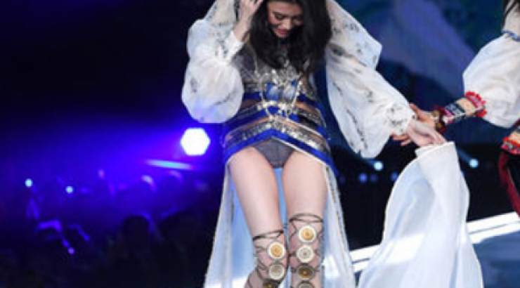 Επική τούμπα μοντέλου στην επίδειξη μόδας της Victoria’s Secret! [βίντεο]