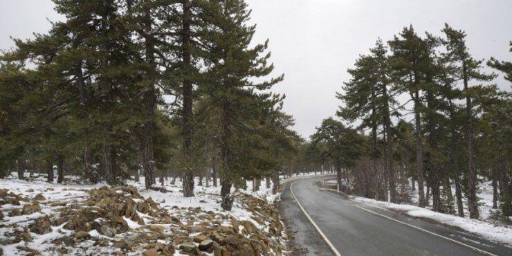 Ανοικτοί με αντιολισθητικές αλυσίδες οι δρόμοι προς Τρόοδος 