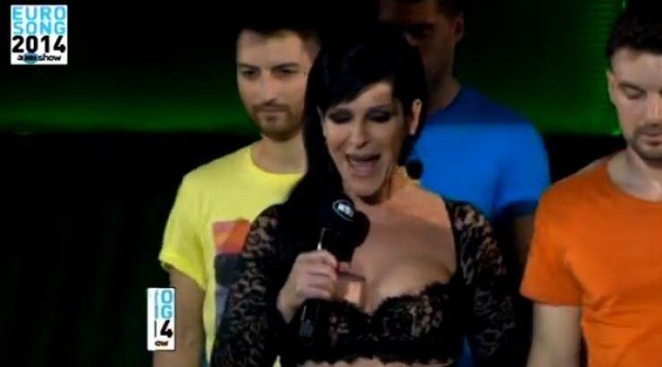 Η ενδυματολογική επιλογή της Βόσσου και το playback [βίντεο]