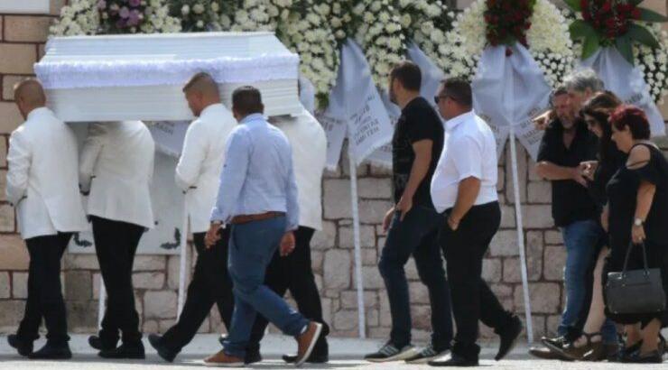 Υποβασταζόμενος ο Οδυσσέας Σταμούλης στην κηδεία του 11χρονου γιου του [εικόνες]