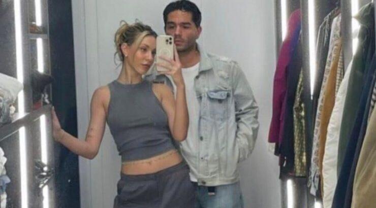 Χρήστος Μάστορας - Γαρυφαλλιά Καληφώνη: Αγκαλιασμένοι κάτω από την Ακρόπολη [εικόνα]