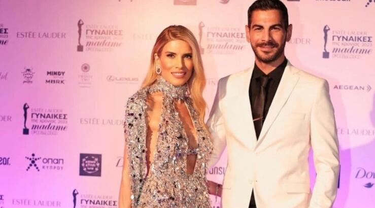 Σταύρος Κωνσταντίνου: Αμέσως μετά το live του στην Κύπρο, στις αθηναικές πίστες με τη σύζυγό του [εικόνες]