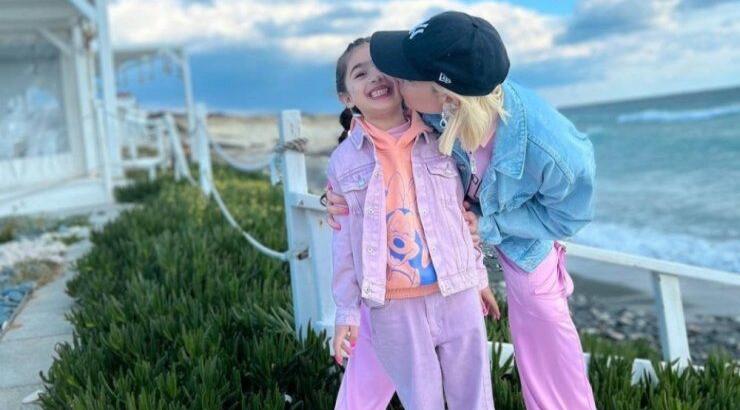 Άντρη Καραντώνη: Φωτογράφισε την Αργυρώ αγκαλιά με έναν βόα [εικόνα]