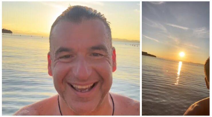 Γιώργος Λιάγκας: Μας εύχεται καλές γιορτές απολαμβάνοντας τις χειμωνιάτικες βουτιές του [βίντεο]