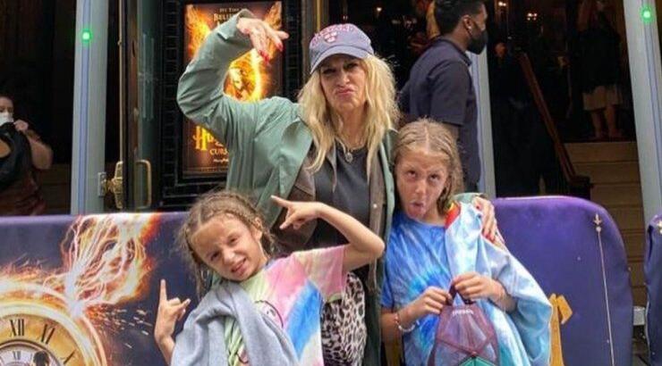 Άννα Βίσση: Τραγουδάει μαζί με τον εγγονό της, Νίκο, το καινούργιο της τραγούδι [βίντεο]