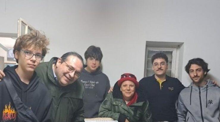 Δημήτρης Σούγλης: Τραγουδάει με τους γιους του και μας αφιερώνουν την ερμηνεία τους [βίντεο]