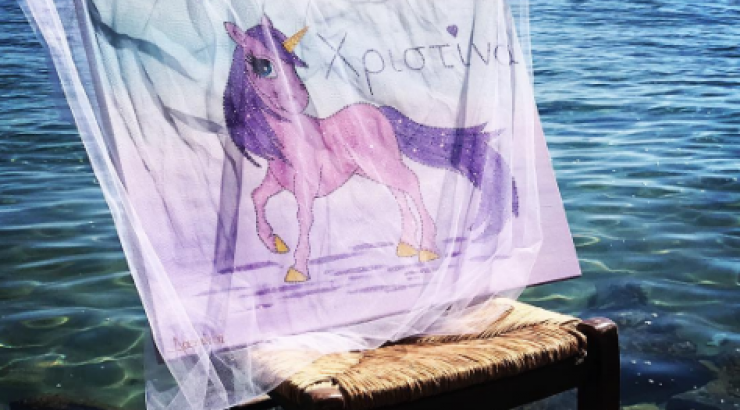 Ελληνίδα παρουσιάστρια βάφτισε την κορούλα της δίπλα στη θάλασσα!