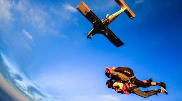 Ελληνίδα celebrity έκανε βουτιά στο κενό από τα 14.000 πόδια μαζί με την κόρη της!