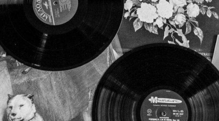 Αγοράζουμε βυνίλια από το vinyl bazaar στη Λεμεσό