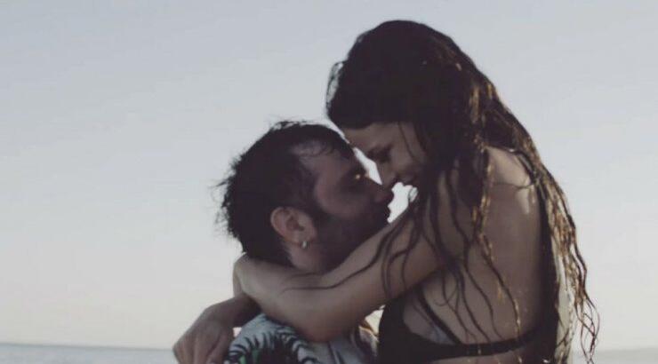 Χαριτίνη Ηλιάδου: Το αξεσουάρ που δανείστηκε από τον σύντροφό της και δεν το αποχωρίζεται στις διακοπές τους!