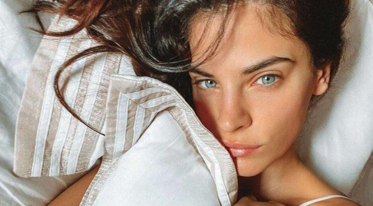 Η Χριστίνα Μπόμπα ποζάρει ως κοκκινομάλλα με καρέ μαλλί και εμείς μένουμε άναυδοι με την ομορφιά της!