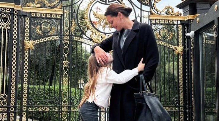 Υβόννη Μπόσνιακ: Την "τσακώσαμε" σε βόλτα με την 8χρονη κόρη της, Ελένη 