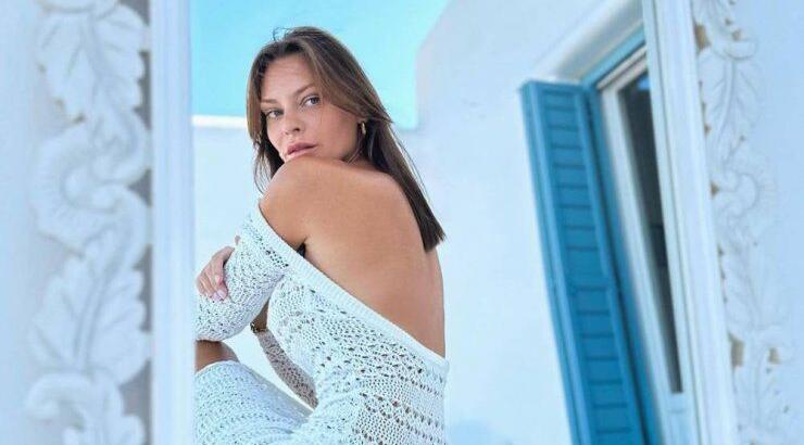 Υβόννη Μπόσνιακ: Φωτογραφίζει την κόρη της Ελένη να ατενίζει τη θάλασσα [εικόνα]