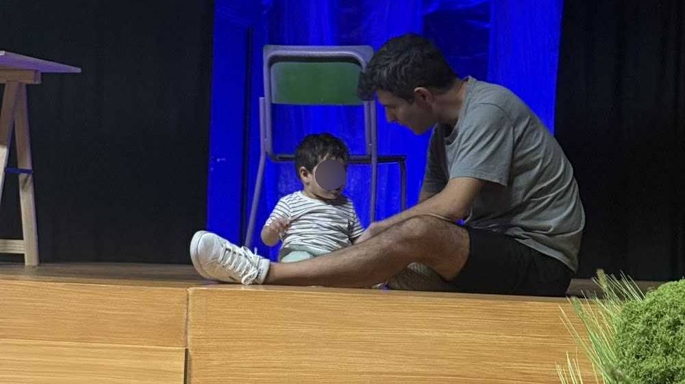 Γρηγόρης Γεωργίου: Ο γιος του τον επισκέφθηκε στο θέατρο κατά τη διάρκεια των προβών [εικόνες]