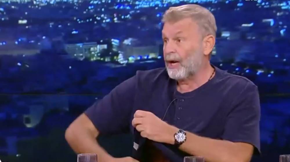 Απόστολος Γκλέτσος: Πέταξε το μικρόφωνο εκνευρισμένος και αποχώρησε από το πλατό [βίντεο]
