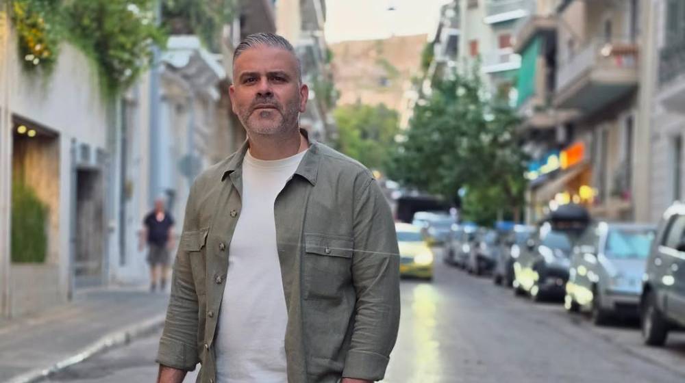 Λούης Πατσαλίδης: «Αν πάρω κείμενο που έχω γράψει το 2006 δεν παίζει σήμερα» [βίντεο]