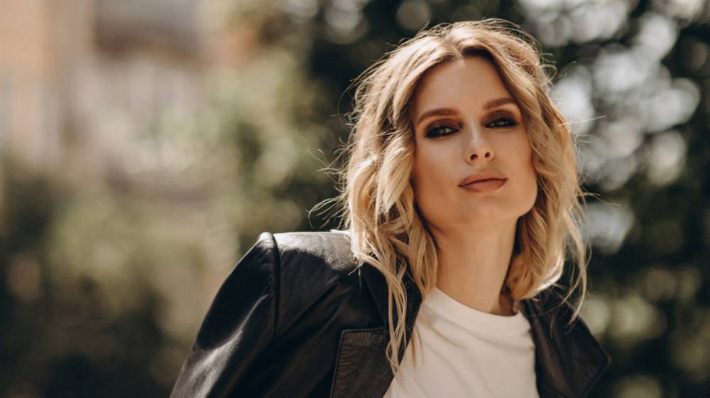 Leather jacket & jeans: Το iconic combo που δεν χάνει ποτέ