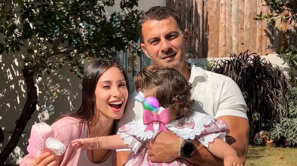 Γιώργος Αγγελόπουλος: Έσβησε τα κεράκια της τούρτας του με τη σύζυγο του και την κόρη του [βίντεο]