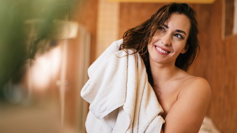 Λούσιμο το πρωί ή το βράδυ; Δες τι είναι καλύτερο για τα μαλλιά σου
