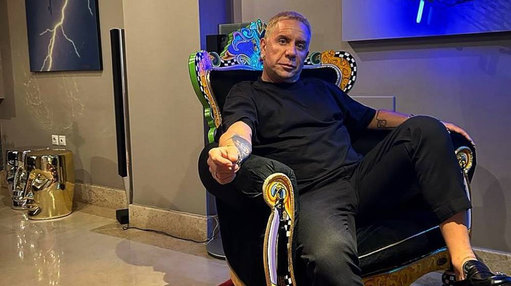 Γιώργος Μαζωνάκης: Χορεύει ζεϊμπέκικο στην κουζίνα του σπιτιού του [βίντεο]