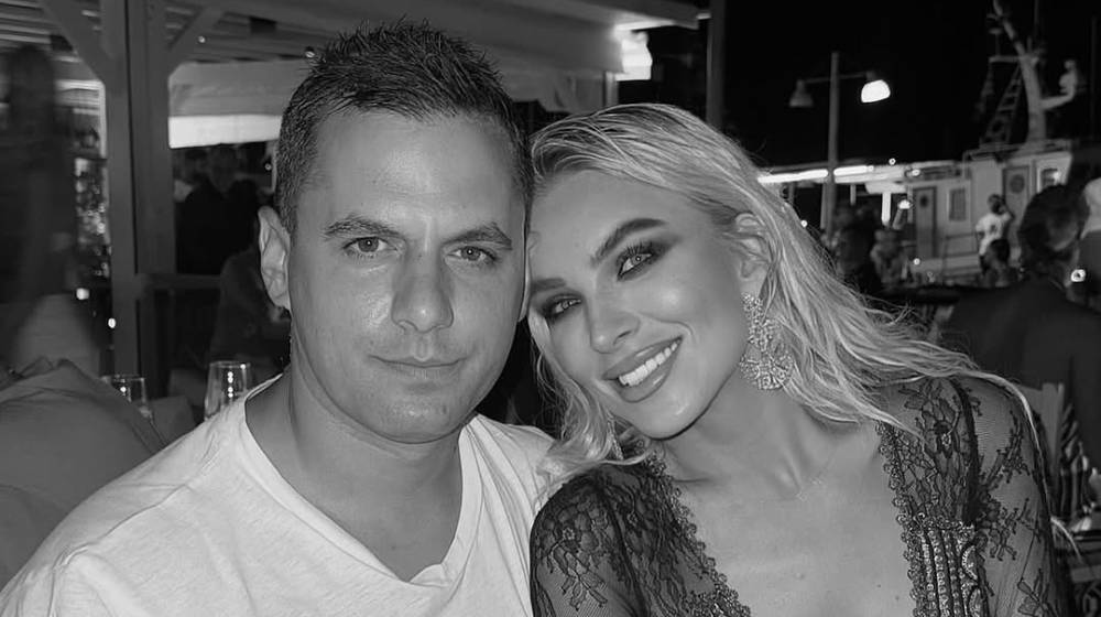 Κατερίνα Καινούργιου: Οι φωτογραφίες του Παναγιώτη Κουτσουμπή μέσα από το μαιευτήριο με τους φίλους τους